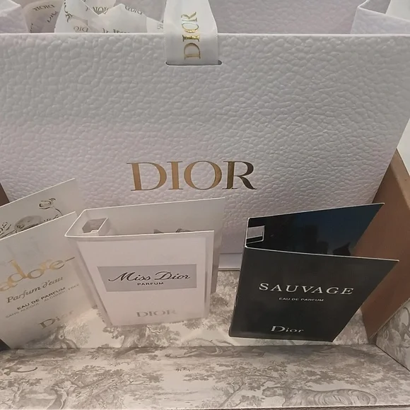 💋Dior NEW W/Bag Box Tissue Card Two (2) pouches and Mini fragrance and samples! - Picture 4 of 7